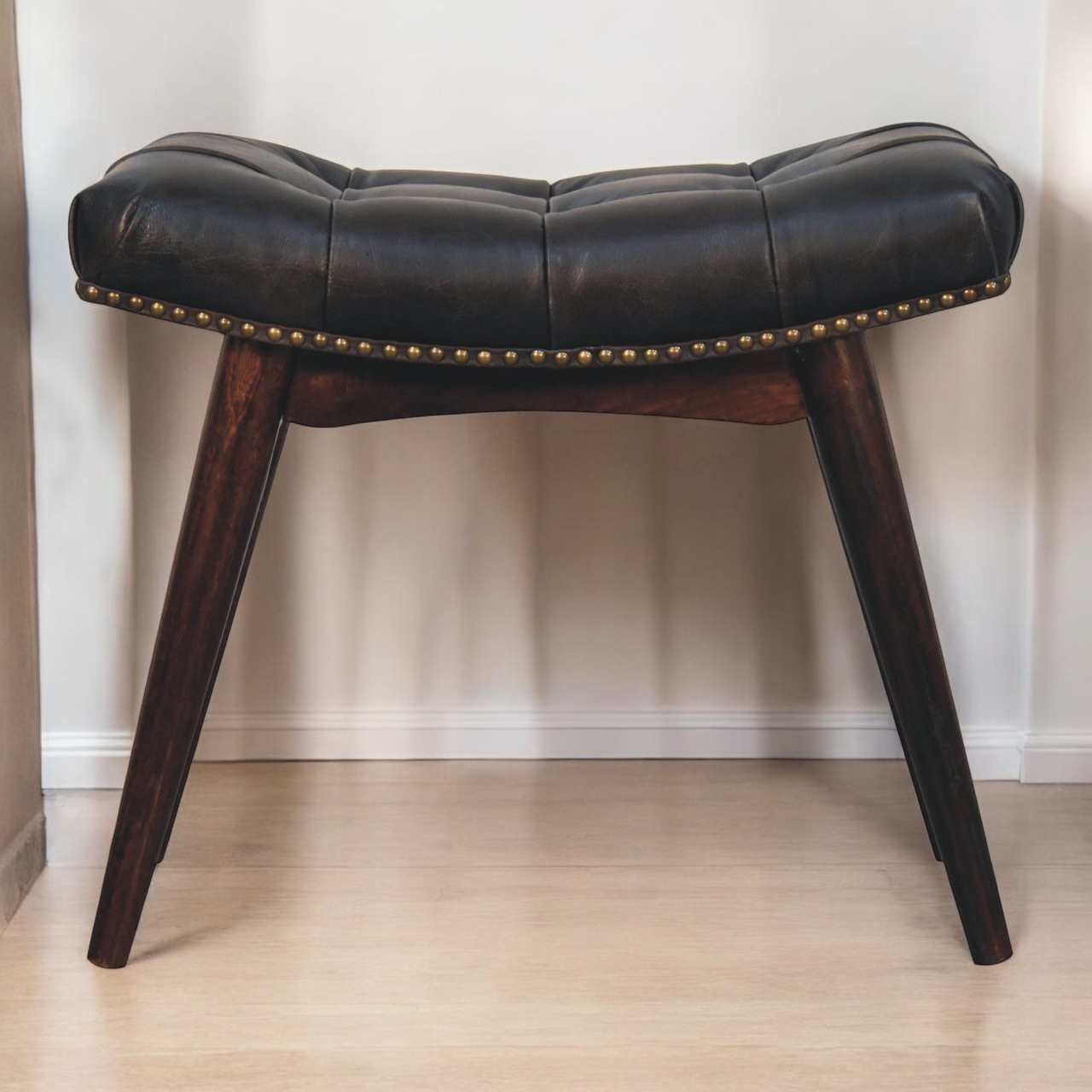 Hocker mit Büffelleder und Knopfheftung – Bild 10