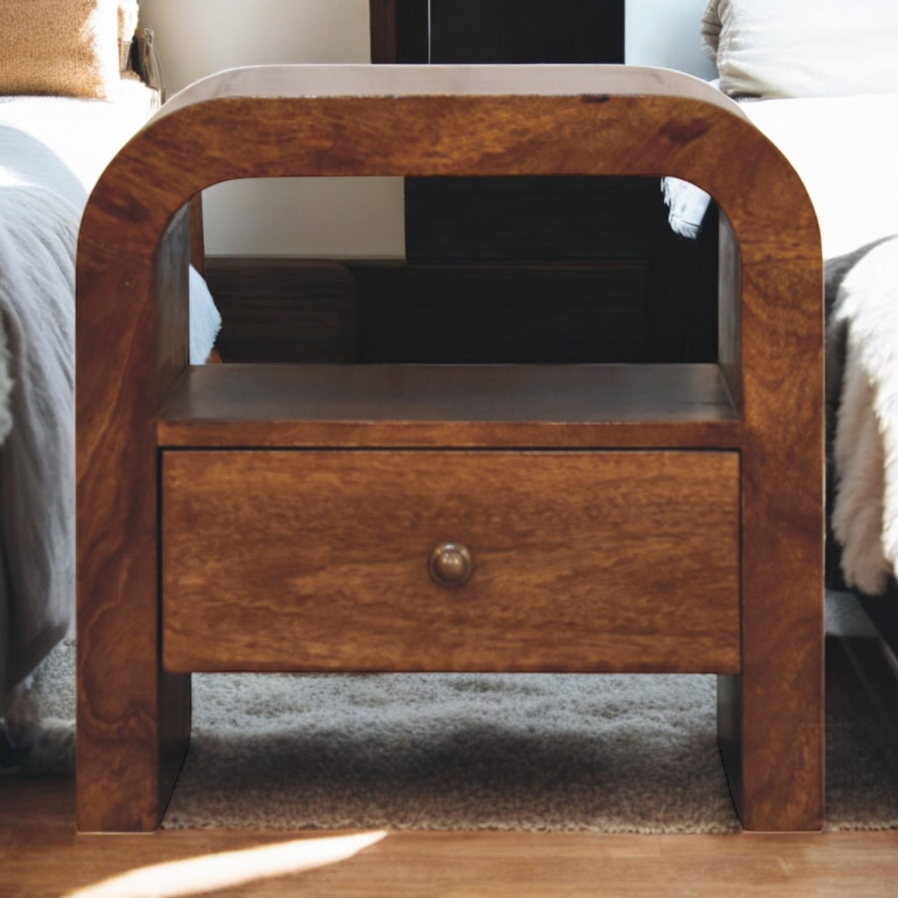 Darcy Nachttisch in Chestnut mit Schublade und offenem Regal – Bild 10