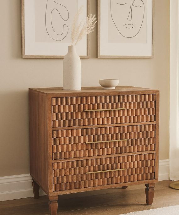 Arno Kommode mit geschnitzter Front, Teak Gold