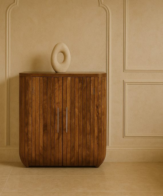 Schrank mit Rillen und gerundeten Ecken